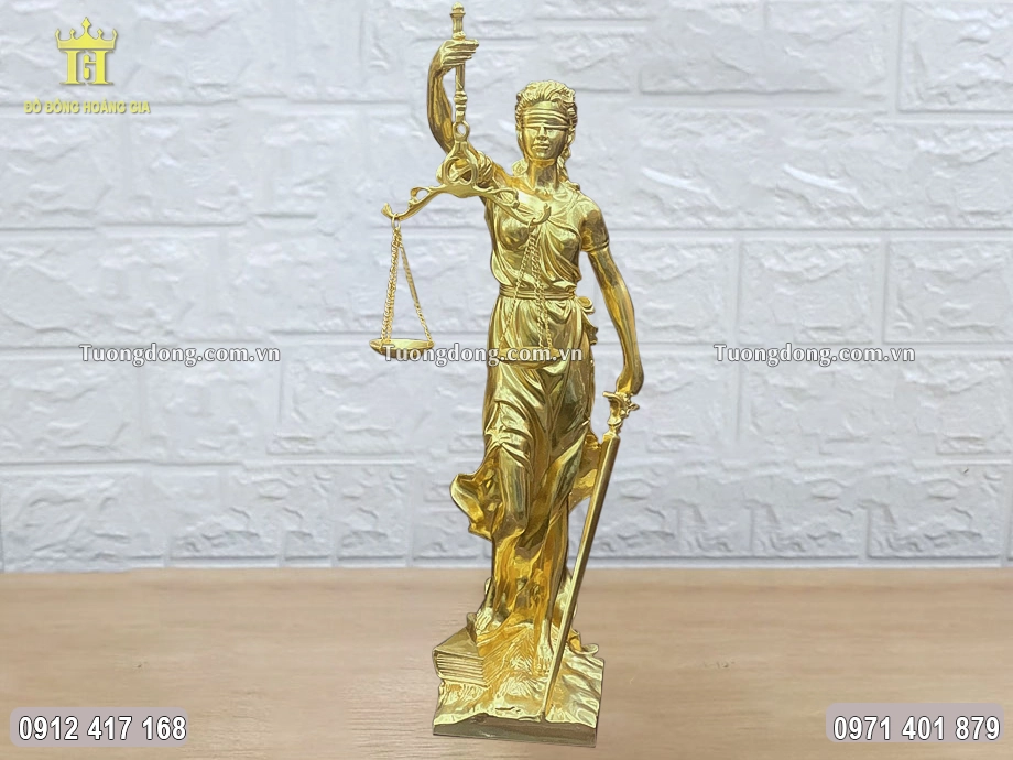Toàn bộ bề mặt được dát vàng 24K sang trọng